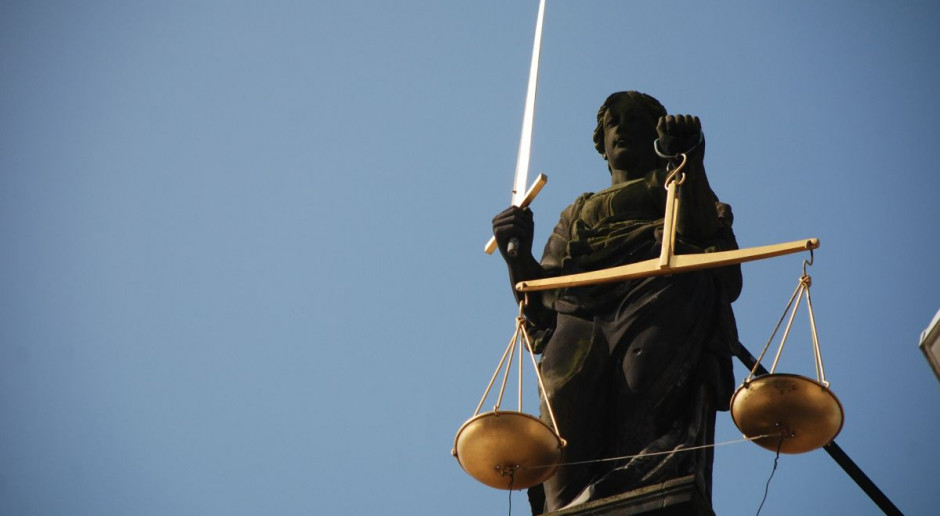 W trakcie śledztwa do prokuratury wpływały zawiadomienia od kolejnych osób, które także, jak rolnik spod Mławy, poczuły się pokrzywdzone działaniami komorniczymi. Fot. pixabay Dwa nowe zarzuty dla asesora, który zajął traktor rolnika spod Mławy