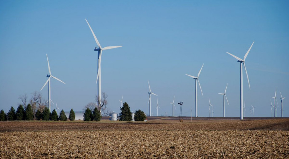Prawo dopłaty do rachunków za prąd będą mieli ci, którzy przez co najmniej rok mieszkają w promieniu do 1 km od elektrowni wiatrowej; Fot. pixabay Dopłaty do rachunków za prąd dla mieszkających przy farmach wiatrowych