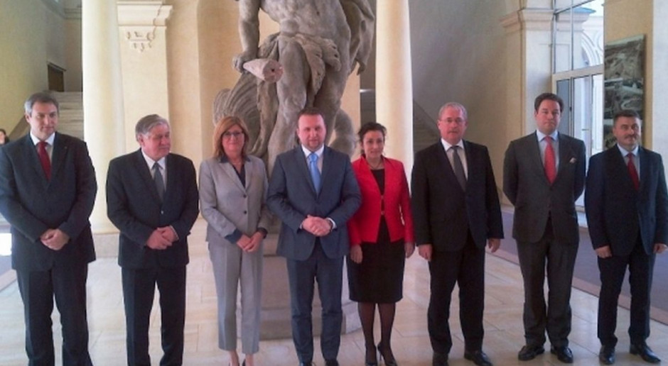 Minister potwierdził, że Polska podtrzymuje swoje dotychczasowe stanowisko w zakresie działań prowadzących do ponownego otwarcia rynku rosyjskiego na produkty rolne UE; Fot. minrol.gov.pl Ministrowie rolnictwa Grupy Wyszehradzkiej spotkali się w Pradze