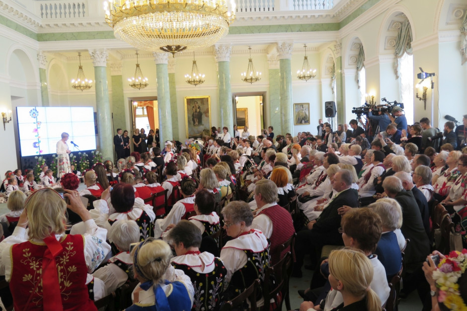 Wizyta przedstawicielek kół gospodyń w Pałacu Prezydenckim w maju 2016 r. z okazji 150-lecia kół; fot. MP
