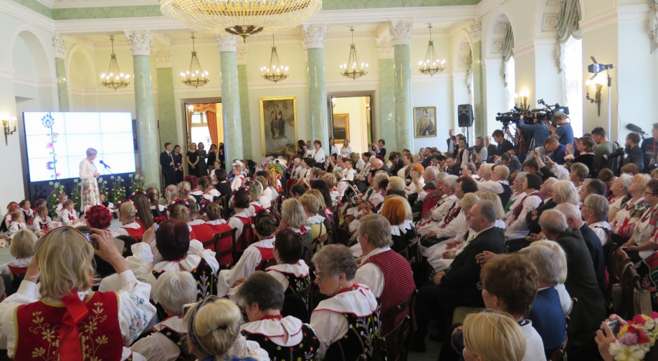 Wizyta przedstawicielek kół gospodyń w Pałacu Prezydenckim w maju 2016 r. z okazji 150-lecia kół; fot. MP Koła gospodyń wiejskich… zwracają pieniądze ARiMR