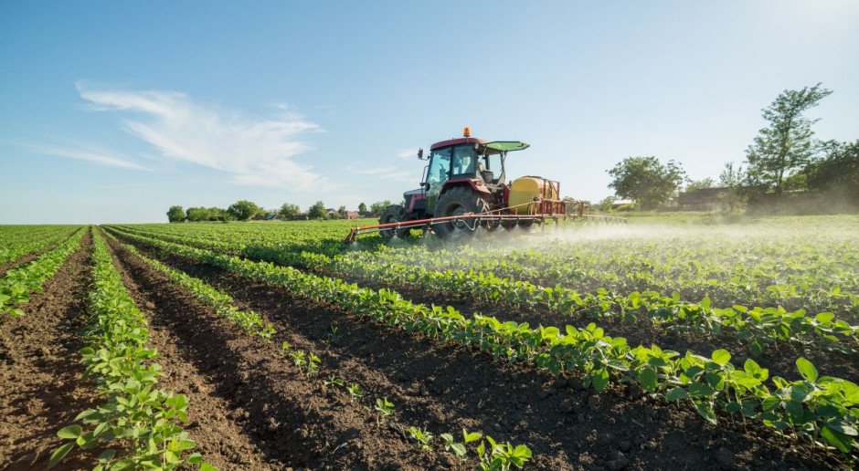 Zanieczyszczenia w postaci aerozoli atmosferycznych wracają z deszczem na ziemię i przedostają się do rzek; Fot. Shutterstock Kanada: Surowce i rolnictwo - źródła zanieczyszczeń i przyczyny zmian klimatu