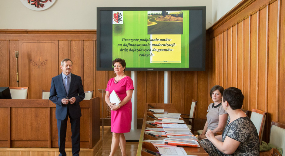 W ostatnich latach, dzięki inwestycjom w gospodarstwach m.in. za sprawą pieniędzy unijnych, powiększyła się liczba ciągników oraz nowoczesnych maszyn rolniczych; Fot. Szymon Zdziebło Wsparcie na drogi dojazdowe do pól uprawnych