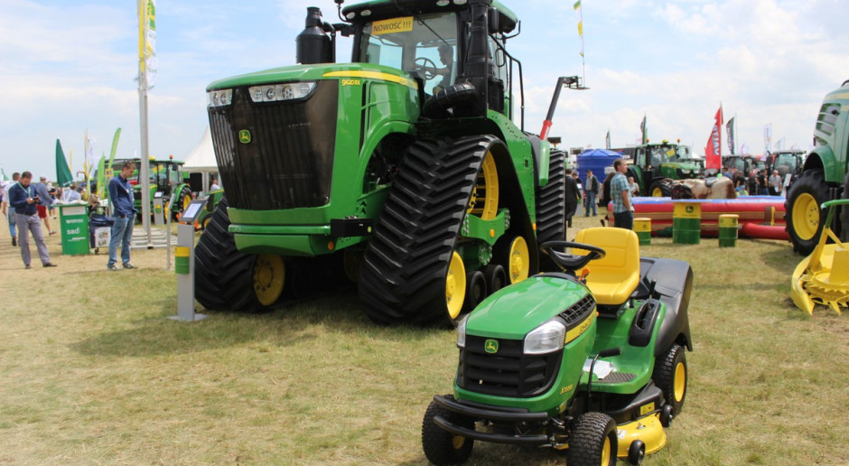 Gąsienicowy John Deere 9RX i kosiarka John Deere X155R; Fot. Karol Hołownia John Deere 9X – potężny ciągnik zaprezentowany na Opolagrze