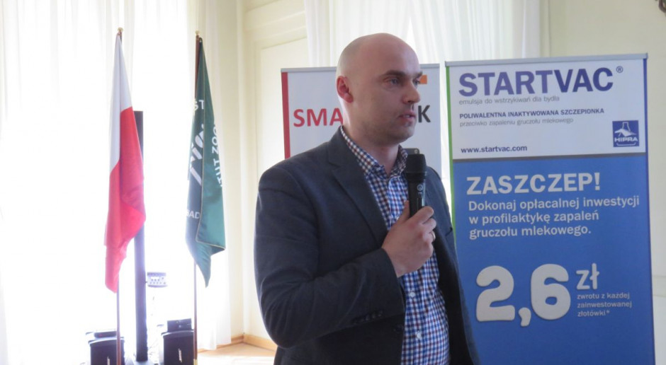 Lekarz weterynarii Paweł Rzeczkowski z firmy Hipra Polska Fot. Łukasz Głuchowski Szczepienie jako element profilaktyki przeciw mastitis