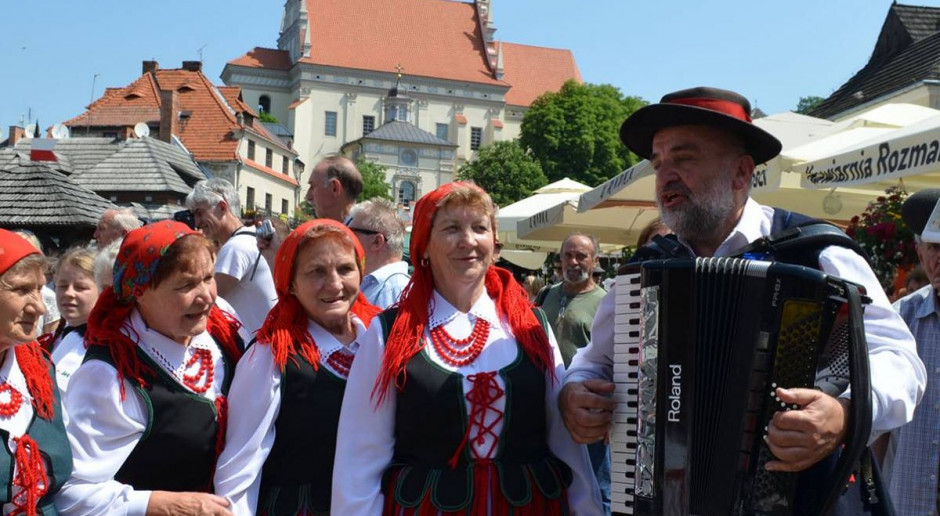W tegorocznej edycji zaprezentowało się 25 kapel, 29 zespołów śpiewaczych, 15 instrumentalistów, 23 solistów śpiewaków, 13 wykonawców w kategorii folklor-kontynuacja; Fot. kazimierzdolny.pl Nagrody dla kapel i śpiewaków ludowych w Kazimierzu Dolnym
