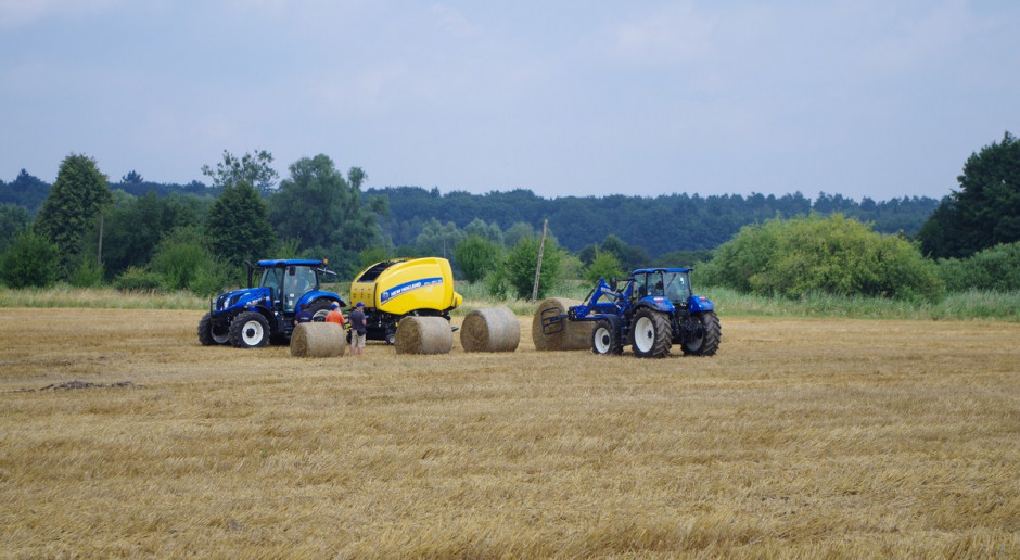 T5.120 i T6.165 z prasą Roll-Belt 180C podczas Demo Show; Fot. GS Nowości w ciągnikach New Holland T5 i T6