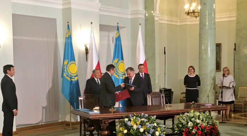 Po południu w poniedziałek w ministerstwie rolnictwa odbyło się spotkanie ministra rolnictwa Krzysztofa Jurgiela z wicepremierem, ministrem rolnictwa Republiki Kazachstanu Askarem Myrzachmietowem; Fot. MRiRW Memorandum ws. współpracy inspekcji fitosanitarnych Polski i Kazachstanu
