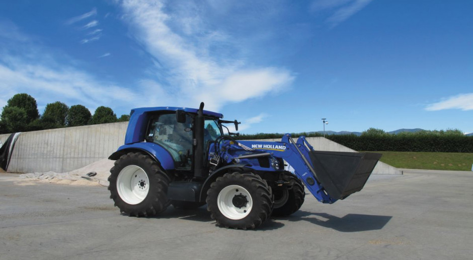Charakterystyczne pogrubienia w tylnej części kabiny to zbiorniki na metan; Fot. New Holland Ciągnik New Holland T6.180 Methane Power pomyślnie przeszedł kolejne testy polowe