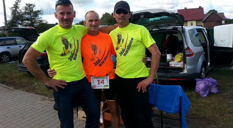 Pan Ryszard po przebiegnięciu 162 km podczas VIII Mistrzostw Polski w biegu 24-godzinnym w 2015 r. Fot. Facebook Zamiast produkcją świń chciałby zająć się... trenowaniem maratończyków