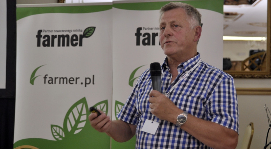 Prof. Jan Twardoń z Uniwersytetu Przyrodniczego we Wrocławiu podczas wykładu na Konferencji Farmera "Nowoczesna produkcja mleka"; Fot. A.Królak Wczesne zacielenie to wyższy zysk z produkcji mleka