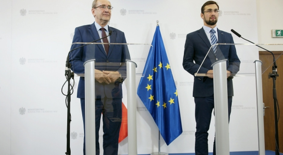 Od lewej sektretarz stanu w MRiRW Jacek Bogucki i prezes ARR Łukasz Hołubowski podczas konferncji prasowe dotyczącej pomocy dla producentów mleka (Fot. MRiRW) Pomoc dla producentów mleka