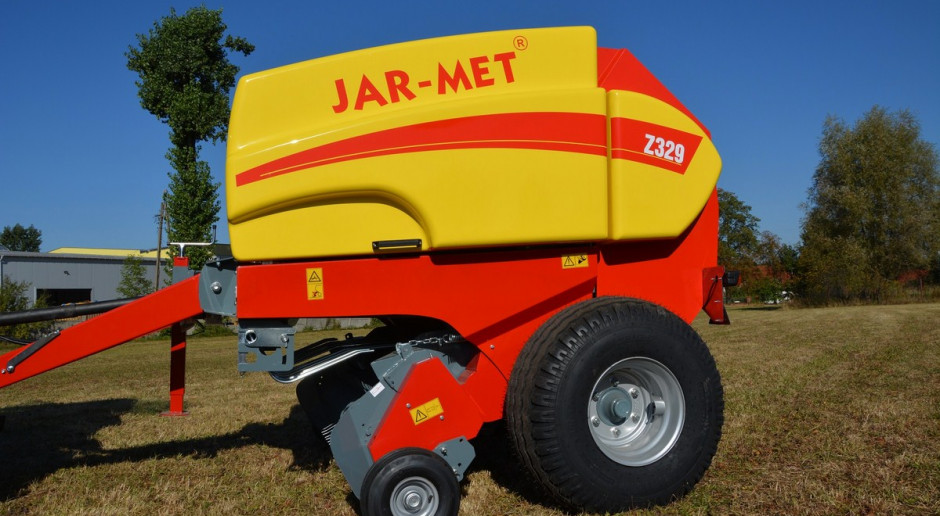 Producent z Węgrowa stawia na prasy fot. Jar-Met Sianokosy z Jar-Metem od A do Z – nowa prasa zwijająca