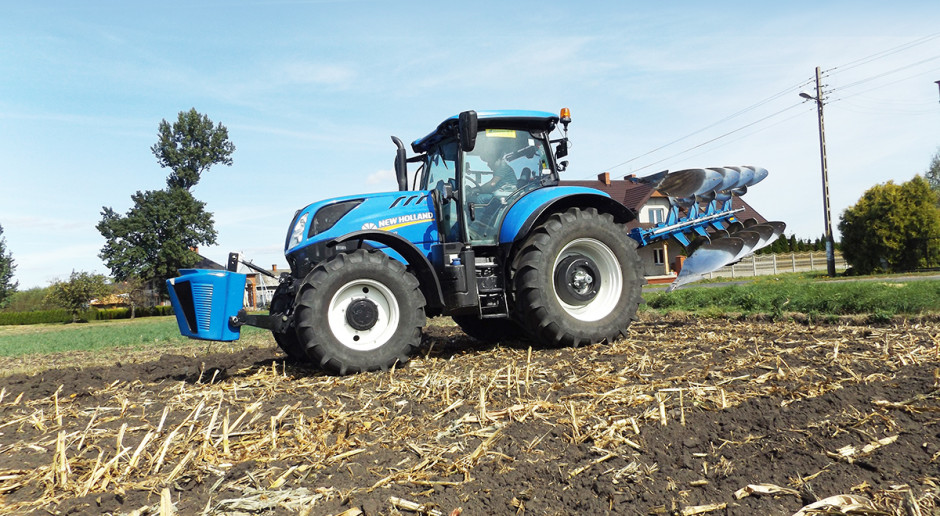 Testowany New Holland T7 należy do tzw. "małej serii T7", ponieważ od swoich "większych braci" z tej samej rodziny ma mniejszy rozstaw osi: 2734 mm w stosunku do 2884 mm. Fot. K. Wieteska New Holland T7.210 - mocny i komfortowy, test Farmera