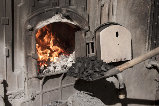 Kurtyka: Od nowego roku koniec dotacji do pieców węglowych w "Czystym powietrzu"