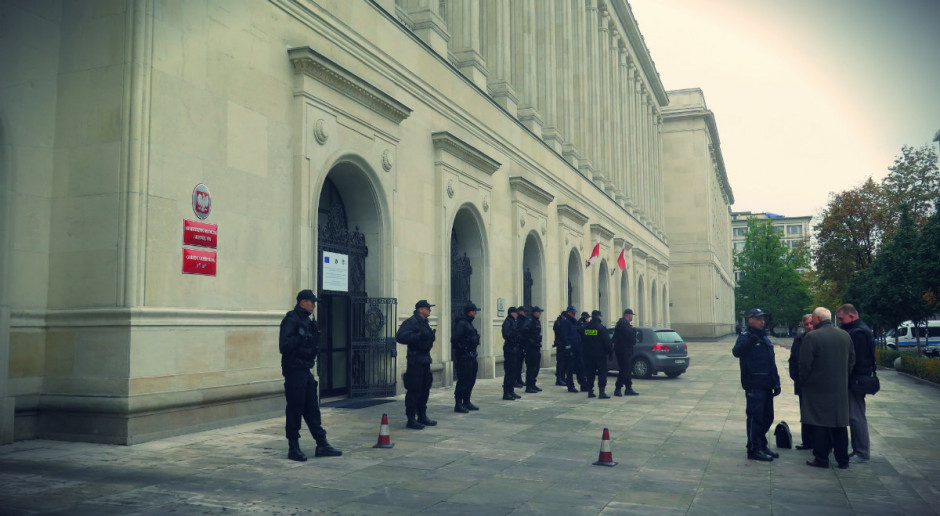 Policjanci czekają na manifestację rolników pod Ministerstwem Rolnictwa. Rolnicy jednak w ostatniej chwili pojechali na ul. Nowogrodzką pod siedzibę PiS; Fot. Farmer ASF: Rolnicy twierdzą, że strefy ochronne praktycznie się nie zmieniły