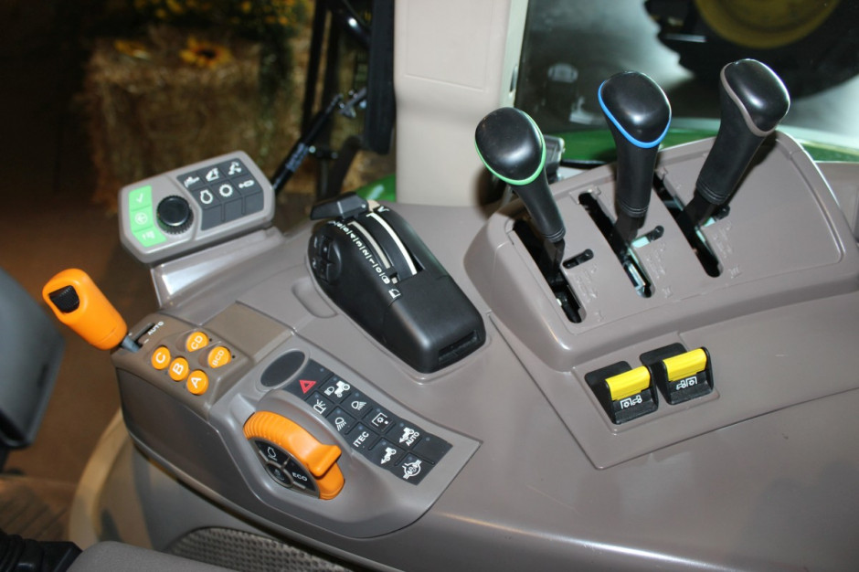 Kabina w ciągnikach 5R może mieć panoramiczny dach. Maszyny mogą być