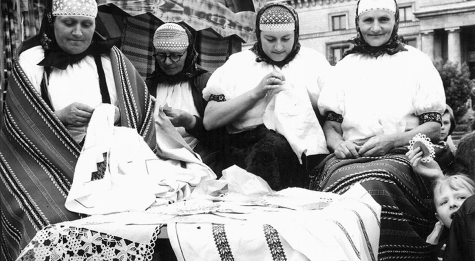 W pięciu salach Zachęty - Narodowej Galerii Sztuki, zatytułowanych: "Taneczny korowód", "Wieś w mieście", "Okiem etnografa", "Inni", "Nowoczesność - powrót do źródeł" przedstawiono ponad sto eksponatów powojennej sztuki ludowej: obrazów, rzeźb, plakatów, tkanin, mebli, ceramiki. Fot. zacheta.art.pl/pl Nowa wystawa w Zachęcie "Polska – kraj folkloru?"