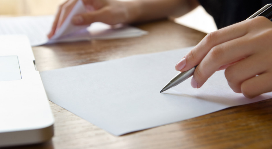 W polskiej wersji umowy strony powinny współpracować, by ograniczyć wpływ praktyk handlowych na regulatorów, a w angielskiej - odwrotnie; Fot. Shutterstock KE i MR: Polskie tłumaczenie CETA zostanie poprawione