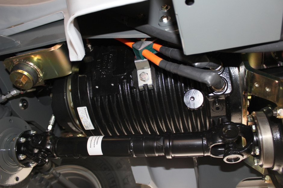 Ładowarka Kramer KL 25.5 eL posiada dwa silniki elektryczne. Jeden odpowiada za napęd kół, drugi napędza pompę hydrauliki ramienia. 