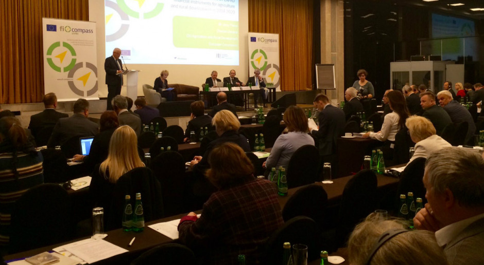 Jerzy Plewa otwiera konferencję Europejskiego Banku Inwestycyjnego, fot. Twitter/Komisja Europejska Banki: Rolnicy muszą częściej sięgać po kredyty. Dotacje unijne nie będą wieczne