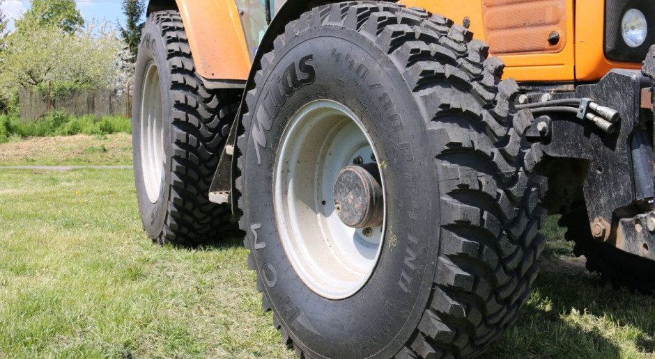Opony Mitas HCMo rozmiarze 540/80R38 uzupełniają ofertę czeskiego producenta w sektorze opon komunalnych; Fot. Mitas Nowe rozmiary opon komunalnych Mitas serii HCM
