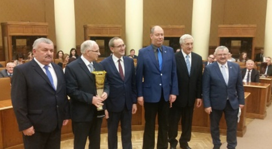 Pucharu Ministra Rolnictwa i Rozwoju Wsi „Za utrzymanie stałej wysokiej jakości produktów”, który otrzymała Okręgowa Spółdzielnia Mleczarska we Włoszczowie Fot. KZSM Mleko-Expo: Ranking 10 najlepszych spółdzielni mleczarskich