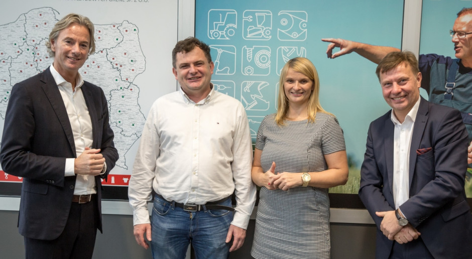 Eddie Perdok Dyrektor Generalny Kramp wraz z franczyzobiorcami Fot. Grene Grene rozwija sieć sklepów franczyzowych