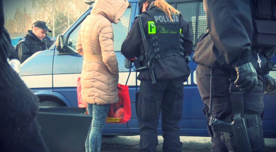 200 policjantów przeszukiwało ubojnię mięsa w Kutnie, poniedziałek 5 grudnia. Fot: CBŚP 200 policjantów weszło do ubojni w Kutnie. Gang wyłudził 35 mln zł VAT