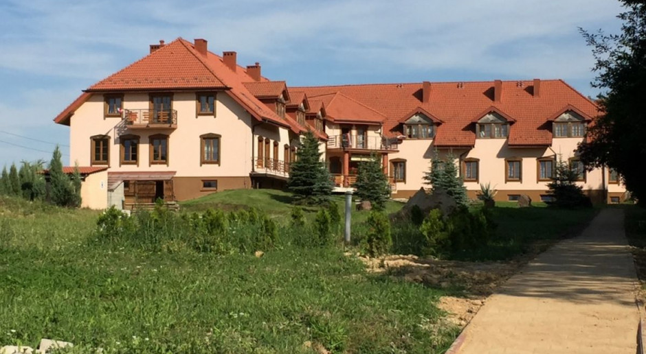 Mieszka tu 30 pensjonariuszy, na pobyt w Nowym Skoryszynie każdy może sobie pozwolić; Fot. źródło Google Maps Rolnicy też mają swój dom starości