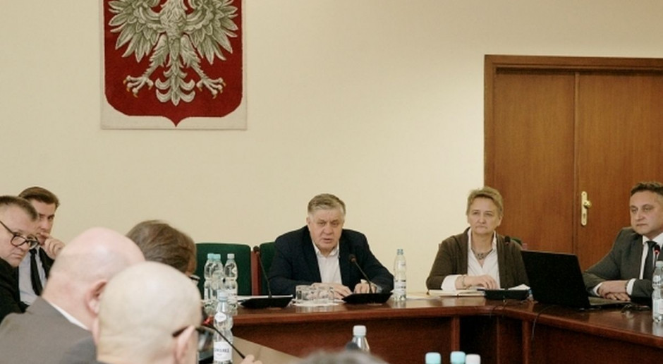 Minister Krzysztof Jurgiel oraz podsekretarz stanu Ewa Lech podczas spotkania; Fot. MRiRW Jurgiel: Wykryte ogniska ptasiej grypy są pod kontrolą służb weterynaryjnych