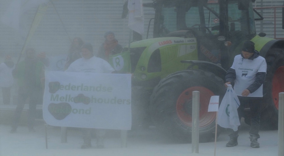 W ramach protestu przed budynkami Rady Europejskiej rozpylono mleko w proszku, fot.EMB Chmury mleka w proszku nad Brukselą