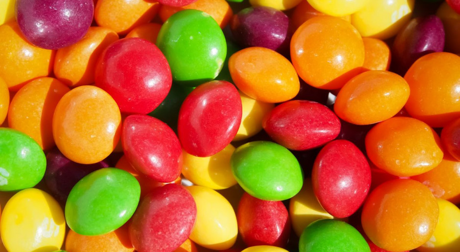 Na drodze leżało tysiące porozrzucanych cukierków marki Skittels; Fot. Shutterstock W USA bydło karmiono popularnymi cukierkami