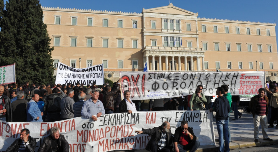 Protest greckich rolników przed budynkiem Parlamentu w lutym 2014 roku. Fot. Kostas Koutsaftikis / Shutterstock, Inc. Nietypowe walentynki greckich rolników