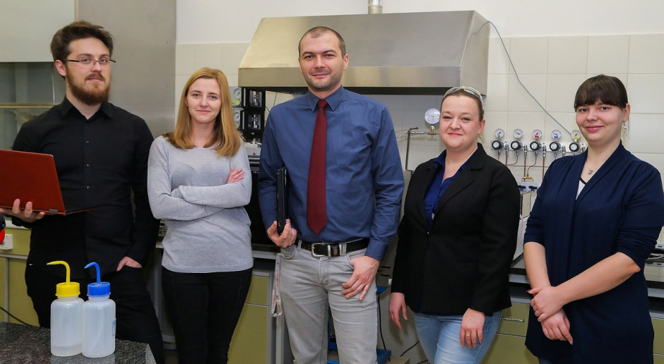 Naukowcy z Politechniki Wrocławskiej chcą stworzyć sztuczny liść na bazie grafenu
