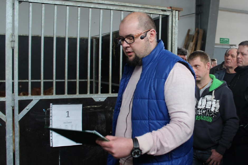 Jacek Zarzecki znany jest środowisku m.in. z bycia prezesem spółki Bydło Mięsne, odpowiadającej za koordynację aukcji bydła mięsnego w Janowie 