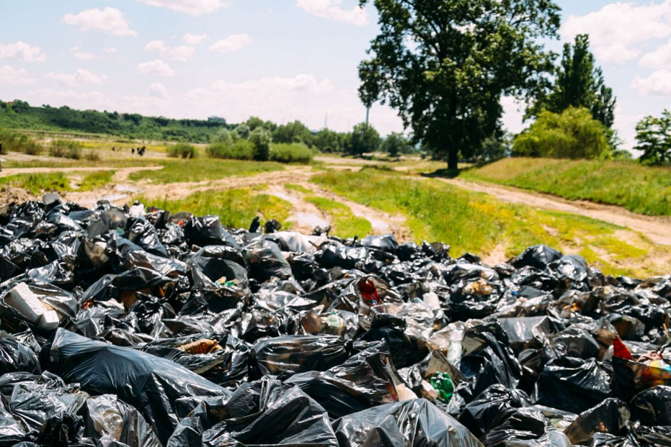 Porzucanie odpadów na polach i w rowach to narastający problem na wsi, fot. shutterstock