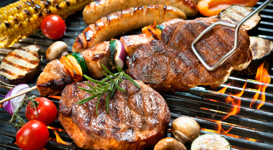 W maju rozpoczyna się polski sezon grillowy. Wskazują na to nie tylko aromatyczne, drzewne dymy unoszące się w powietrzu podczas ciepłych, niedzielnych i świątecznych majowych dni, lecz także rosnący w tym okresie popyt na wieprzowinę i wyroby wędliniarskie; Fot. Shutterstock Majowo-czerwcowe grillowanie z „Farmerem”