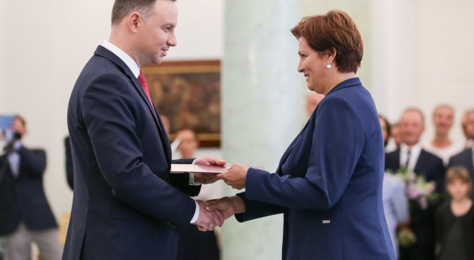 Halina Szymańska została w poniedziałek powołana przez prezydenta Andrzeja Dudę na nową szefową Kancelarii Prezydenta. Szymańska była dotychczas wiceprezesem ARiMR, fot. Andrzej Hrechorowicz/KPRP/prezydent.pl Prezydent do Szymańskiej: Jestem przekonany, że wykona pani obowiązki jak najlepiej
