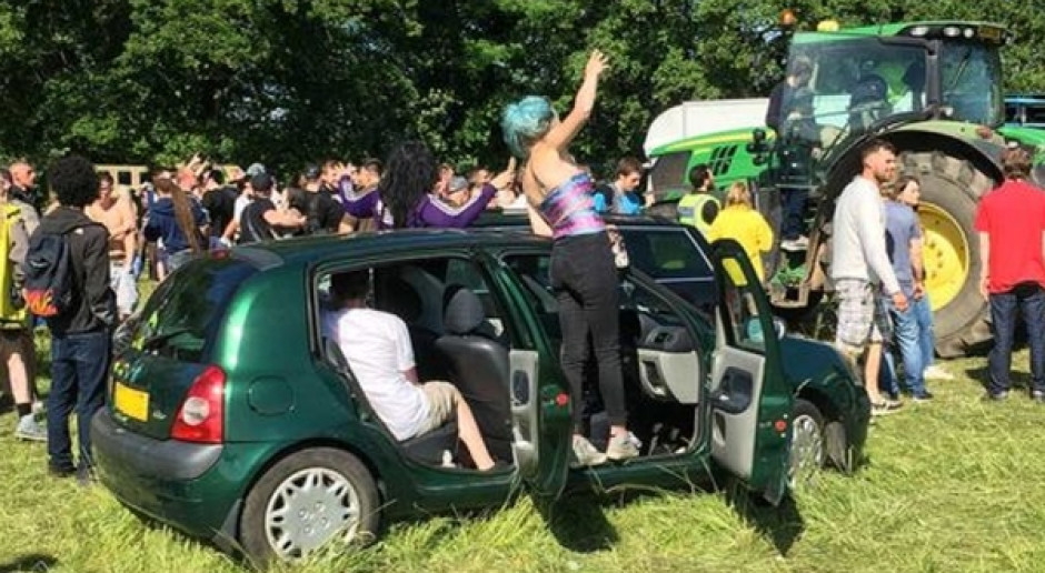 W Anglii coraz większą popularność zdobywa spontaniczne umawianie się młodzieży przez internet w miejscach bardzo nietypowych. Za takie uznano pole w Arrington, na którym zorganizowano kilkunastogodzinną imprezę Jak pozbyć się intruzów z pola? Ten rolnik przebił wszystkich