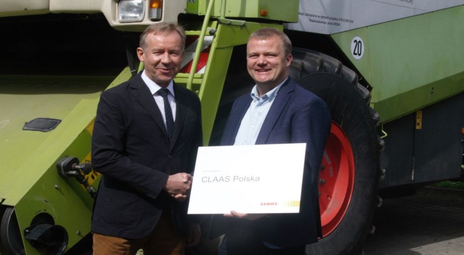 Umowę podpisali Dyrektor Instytutu, prof. dr hab. inż Jacek Przybył (z lewej) oraz Prezec Claas Polska Karl – Wilhelm Hundertmark; Fot. prasowe Claas podpisał umowę współpracy z Instytutem Inżynierii Biosystemów UP w Poznaniu