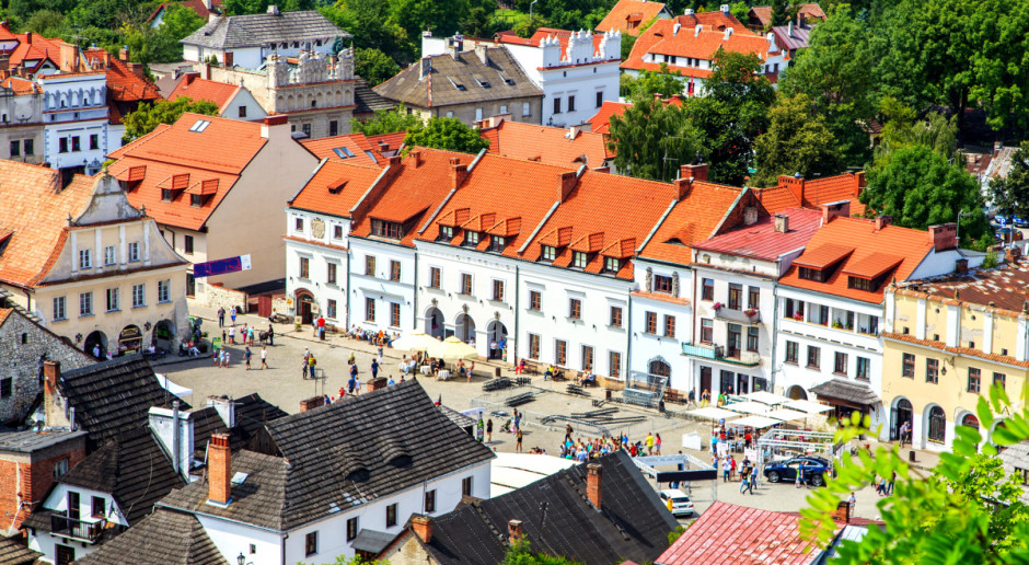 Jury, pod przewodnictwem prof. Jana Adamowskiego, złożone z ekspertów od spraw folkloru, oceniało dobór repertuaru, cechy regionalnego stylu oraz poziom artystyczny; Fot. Shutterstock Lubelskie: Nagrody dla kapel i śpiewaków ludowych w Kazimierzu Dolnym