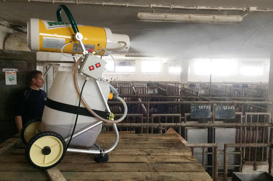 Szkodliwe gazy powstające w trakcie produkcji stanowią zagrożenie dla zdrowia zwierząt (podrażnienie i stany zapalne dróg oddechowych, gorsze natlenienie organizmu, przypadki agresji) i pracowników chlewni