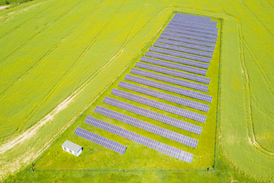 Farma fotowoltaiczna Colle des Mees zajmuje obszar 200 ha i zmontowana jest z ponad 112 700 modułów słonecznych. Moc zainstalowana tej mega farmy fotowoltaicznej wynosi aż 100 MWp. Foto. Jean-Paul Pelissier, Reuters