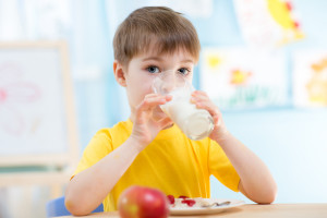 Jurgiel: Resort przygotowuje nowy program "mleko, owoce i warzywa" w szkole