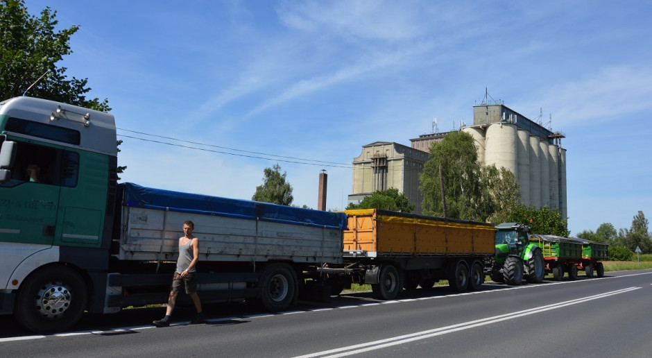 Żniwa zbliżają się ku końcowi i przed elewatorami ustawiają się dostawcy z materiałem; Fot. Katarzyna Szulc Jakość ziarna zbóż z tegorocznych zbiorów