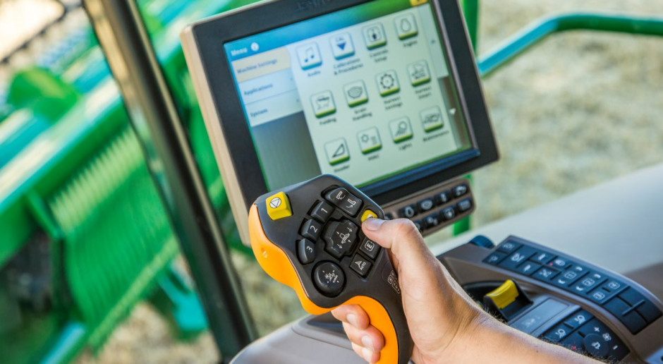 John Deere CommandPRO i wyświetlacz GSD 4600 w kabnie kombajnu JD nowej serii S700, fot. JD John Deere i jubileuszowe nowości na Agro Show