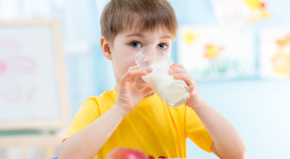 Fot. Shutterstock Od października dzieci w szkołach będą bezpłatnie jadły owoce i piły mleko