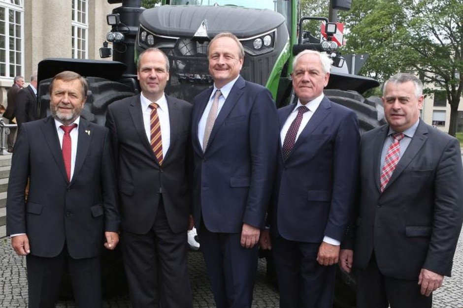 Wczoraj na stanowisko prezesa Europejskiego Stowarzyszenia Rolników COPA wybrano Joachima Rukwieda (w środku) Fot. DBV 