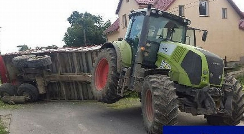 Przyczepa z ładunkiem na kilka godzin zablokowała drogę Przyczepa z sieczką zablokowała drogę